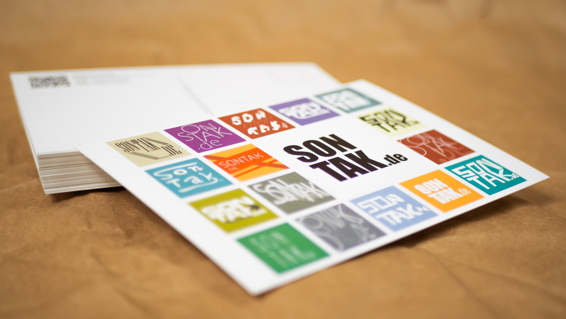 Grafikdesign eines Printprodukts mit verschiednenen Logoadaptionen